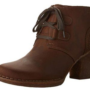 Clarks Ankle Boot 7.5 (SALE)